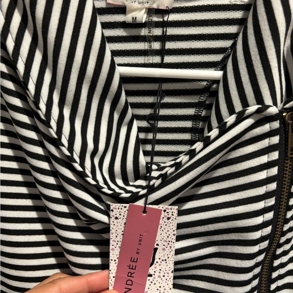 Cowl Neck Zipper light weight jacket/top. - Picture 4 of 6